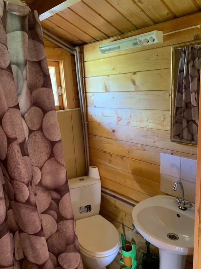Лоджи Tranquil Log Cabin Retreat in Šventoji Швянтойи-10